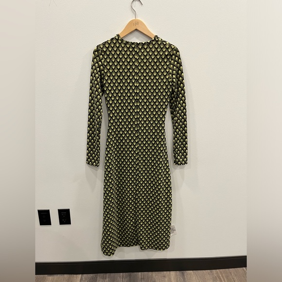 ASOS DESIGN long sleeve keyhole midi dress with cut out in lime jacquard - Picture 5 of 10